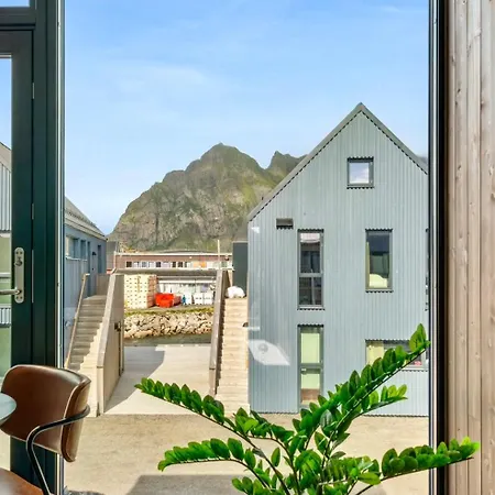 Modern With Mountains And Sea Views In Apartamento Henningsvaer