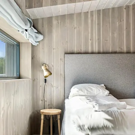 Modern With Mountains And Sea Views In Apartment Henningsvaer