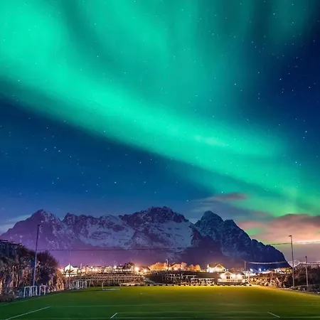 Modern With Mountains And Sea Views In Appartamento Henningsvær