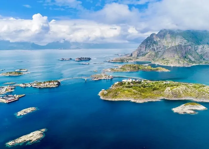 Modern With Mountains And Sea Views In Appartamento Henningsvær