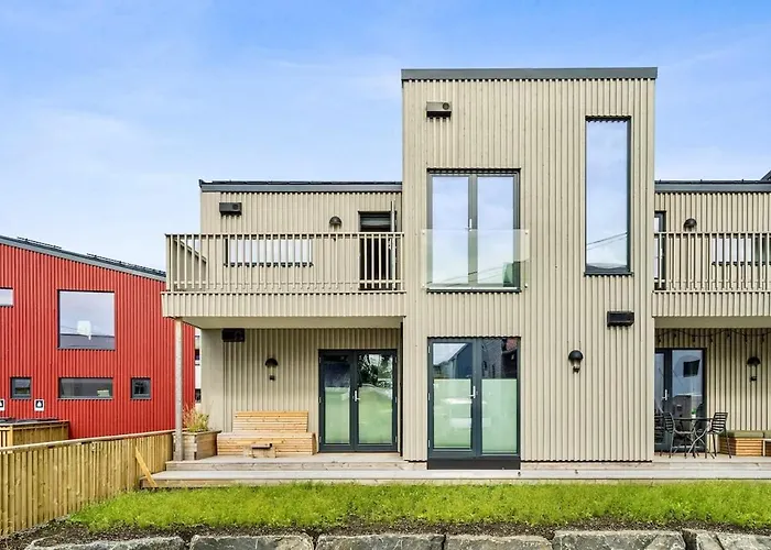 Modern With Mountains And Sea Views In Henningsvær